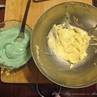 制作奶油奶酪霜，将室温软化的黄油和奶油奶酪混合搅拌至蓬松，加入糖粉和香草精华混和均匀。分出一半的奶油奶酪霜，加一点蓝色色素，混合均匀