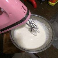 淡奶油加50克白砂糖，用电动打蛋器打发至五分，奶昔状即可