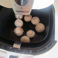  这时空气炸锅中的芋泥球也烤好了； 
