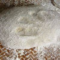 干净的面板上撒些米粉，揉好的米粉团放在上面，趁热在米粉团撒一些干米粉，防止制作时沾粘双手。