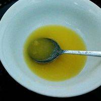 将吉利丁液加入橙汁中，一边慢慢倒入一边用勺子搅匀。