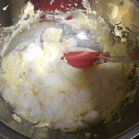 在打发好的黄油中加入糖搅匀。