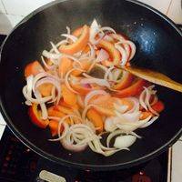 起油锅煸炒番茄，洋葱和胡萝卜