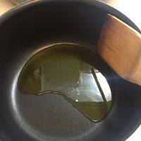 锅中倒入橄榄油（啥油都行）