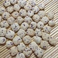 烤好的饼干放在盖帘上晾凉。香甜酥脆的蔓越饼干就做好了。