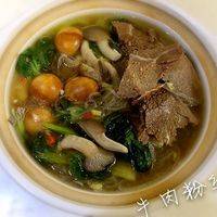 砂锅煲内摆上牛肉片，热汤浸热牛肉。