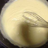 牛奶先一点点加入面糊，打蛋器必须迅速搅拌，因为牛奶温度高。然后加入一般牛奶后，面糊反倒入锅中，小火，迅速搅拌锅，不停搅。
