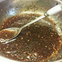 将上述调料放入一个盆内，拌匀。喜欢辣的就多放点辣椒，喜欢甜哒就多搁点蜂蜜，依据个人口味灵活变动哈。