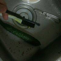 黄瓜用毛刷刷净
