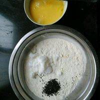 面粉300克加两大勺白糖，一勺黑芝麻，用三勺熟花生油与两个鸡蛋混合，再将蛋液与面粉混合。