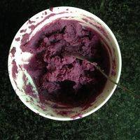趁发面的时间，把蒸熟的紫薯泥趁热和配料表里面最后的40克牛奶混合，用打蛋器打成细腻的糊糊。
