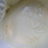 混合奶酪糊和蛋白霜，和戚风的方法一样，三分之一蛋白霜加入奶酪糊，切拌均匀，再加三分之一，切拌均匀，最后混合物倒入蛋白霜拌匀，充分融合。