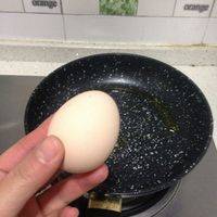 将鸡蛋打入。