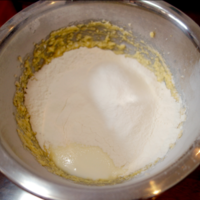 倒入酸奶，不用搅打，再筛入低筋面粉、泡打粉、小苏打的混合体