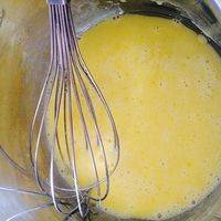 蛋黄里加去油25毫升，糖5克打匀，筛入35克低粉拌匀