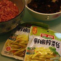 准备猪肉糜、榨菜和泡发的木耳。