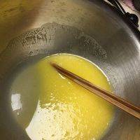 三个鸡蛋一杯白糖和一杯橄榄油倒进容器中搅拌均匀。