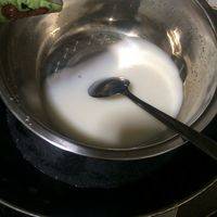 盆子里放牛奶和剩下的30克白砂糖隔水煮热，白砂糖融化即可不需要太久