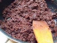 炒到猪油完全被豆子吸收，完全收干水气就好了，这个豆沙呈现的是松软的砂质状态