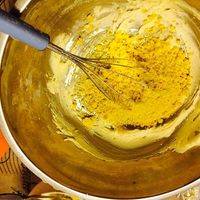 黄油软化后和糖粉打发颜色变淡，拌入压细的蛋黄，搅拌均匀