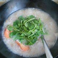 待面条煮熟后，将小白菜苗放入锅里煮开即可。因为榨菜有咸味，所以食盐在尝过汤味之后，根据个人口味酌情添加哦！