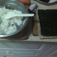 把热的米饭用寿司醋拌均匀也可自制寿司醋，准备好其他材料