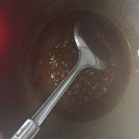 把丸子捞出。再在汤里加入和好的淀粉水勾芡。把汁熬粘稠