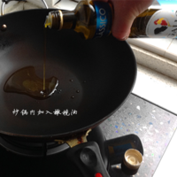 干净炒锅烧热倒入适量橄露橄榄油。