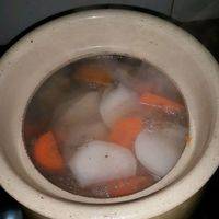 加入白萝卜和红萝卜，煮开转文火慢炖。这个空挡你干啥都行。