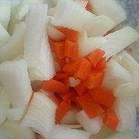胡萝卜洋葱切丁备用。