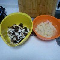 鸡腿腌制的时间可以来处理土豆、香菇，香菇切块，土豆切大一点的滚刀块。