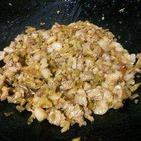 先把切好的猪肉放锅里炒一下，再放入榨菜炒匀就是馅了！