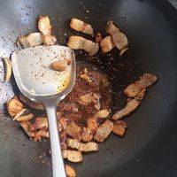 先把腊肉切成小块，放锅里爆炒，将油炼出来，放入辣椒面