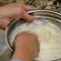 1：把糖粉和杏仁粉，搅拌，充分混合在一起，然后用滤网过滤，放在一边等等使用