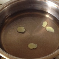 锅内放冷水，取三四片生姜和少许黄酒加入到冷水里。