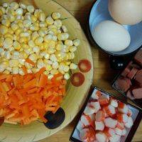 准备材料，玉米掰粒，胡萝卜、鸡肉肠、蟹柳切丁。