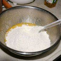 加入过筛的面粉，搅拌均匀