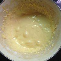 蛋黄里面晒入低粉，放入剩下的20克白砂糖和玉米油、水（可以用牛奶代替）
