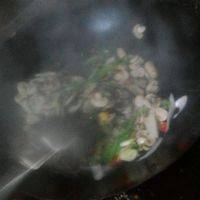 下入蘑菇西芹大火翻炒入味，下入蒜苗大葱加入盐鸡精调味在翻炒均匀即可起鍋