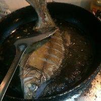 腌制好的鱼油锅里炸一下，捞起备用。