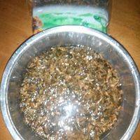 先将梅菜洗净，然后用清水泡一下，昨天因为时间有点急，就泡了一个小时左右，感觉也不错。我是从网上买的梅菜，建议多洗两遍
