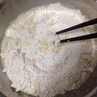 把酵母水倒入面粉中，剩下的水慢慢加入，因为面粉吸水性不同。可以先用筷子搅拌至雪花片状。