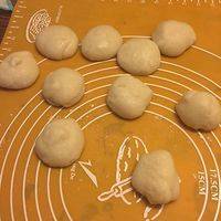 取出后，分成10份，每份40g，太粘可以撒点手粉。