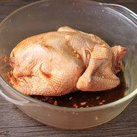 鸡处理干净后，剁去头和脚以及鸡PP，掏空内脏，冲洗。腌料B拌匀，均匀涂抹在鸡身上,用手给鸡按摩几分钟，然后将鸡和料汁一起，放冰箱腌制一天，中途要拿出翻转一下，以便更好均匀入味。