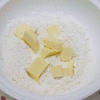 黄油室温放软，再切成小块放入低筋面粉中