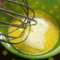 拿出融化好的黄油 舀一勺饼皮糊放入黄油液体里 搅拌均匀 再倒回之前的面糊盆里
