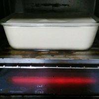 将蛋糊倒入涂上黄油的容器里，放在盛水的烤盘上，放进预热过的烤箱里，先下火烘烤，因为烤箱小，上火开了上面糊了中间还没熟。