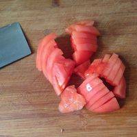 蕃茄切两半，再切片状。其实也可以切碎都可以。