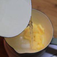 制作烫种：将黄油切成小块，加入热水。