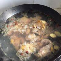 油烧开，把鸡肉放入热油中翻炒一下，添水放入大料和姜片，再加入少许的盐，小火炖一个小时以上